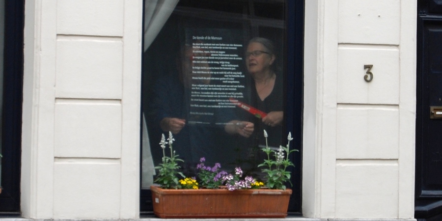mensen hangen poëzievenster op